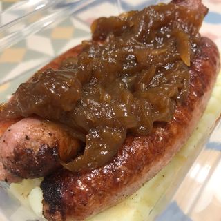 Salchichas con puré de patata natural y cebolla caramelizada