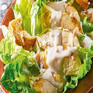 Ensalada De Pollo Con Piña Y Salsa César