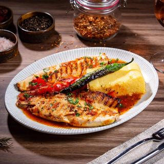 Saramură de păstrăv cu mămăliguță