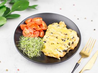 Відбивна куряча з грибами та сиром (140г)