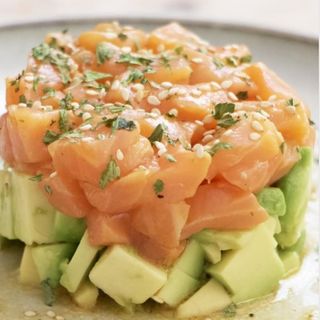 74. Tartar salmón con aguacate