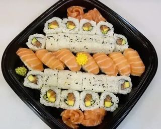 33. Nigiri de Salmão e Uramaki