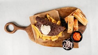 Gurmanska pljeskavica s pomfritom