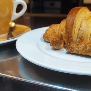 Cafés + Croissant