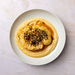 Pečeni karfiol na humusu sa čimičuri salsom