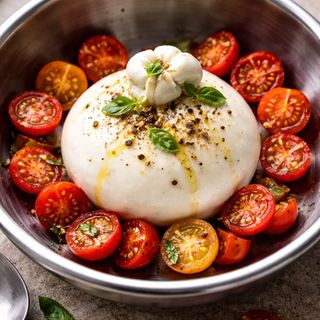Ensalada de Burrata cremosa con tomates Cherrys y AOVE Picual