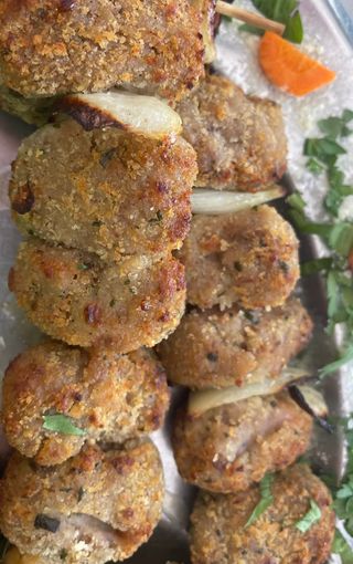 Spiedini di carne con patatine una porzione con 4 bocconcini