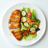 Панирано филе със свежа салата