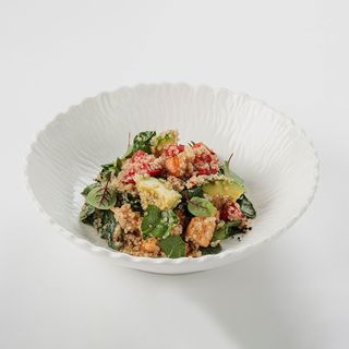 Салат с киноа и лососем