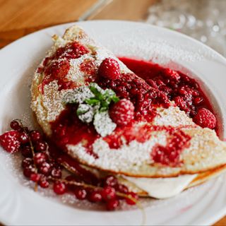 Naleśnik Z Serem I Sosem Malinowym