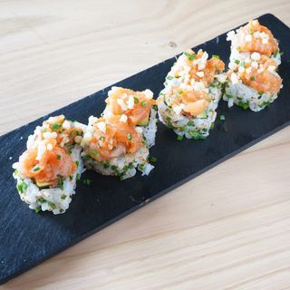 Salmon dinamita roll