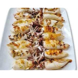 Chipirones con aceite, ajo y pimientos de padrón