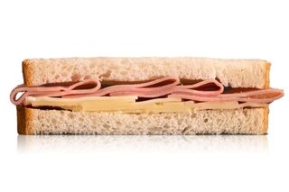 Sándwich de jamón cocido y queso