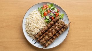 Seekh Kebab Con Ensalada Y Arroz
