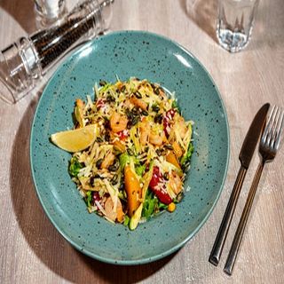 Salată cu creveți și portocală