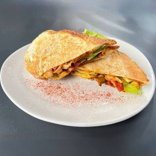 Сендвіч з куркою та беконом