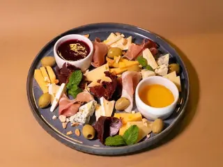 Сир та мʼясо до вина