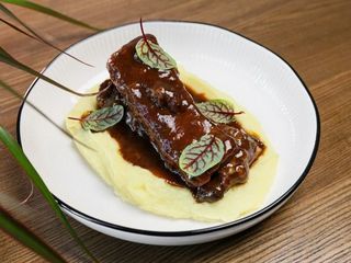 Томлені яловичі ребра з картопляним пюре (320 / 150g)