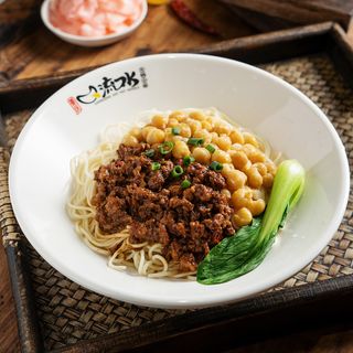 Fideos Chongqing con  boloñesa y guisantes dorados(Poco picante) 重庆豌杂面/米线