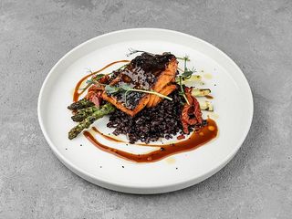 Лосось з броколі  та чорним рисом