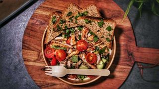 SAŁATKA Z GRILLOWANYM KURCZAKIEM oraz pełnoziarnistymi tostami