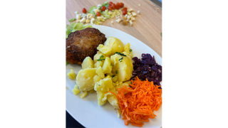 Kotlet mielony z ziemniakami i surówką