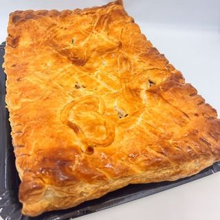 EMPANADA DE HOJALDRE RELLENA DE CARNE