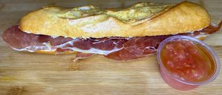 Bocadillo 24 (Pan Tumaca) + patatas fritas 