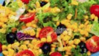 Vaschetta con insalata mista, lattuga, pomodorino, mais