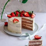 Бисквитена торта с ягоди (180г)