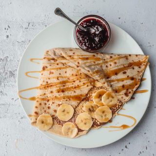 Palačinka sa Eurokremom Takovo, orasima i bananom