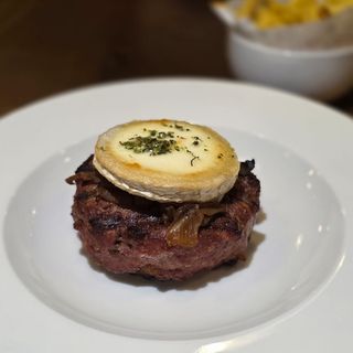 Hamburguesa con queso de cabra y cebolla caramelizada