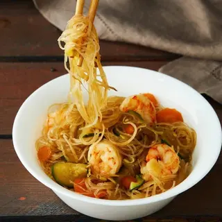 Spaghetti di riso saltati con gamberi