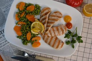 Пилешки бон филенца с грах и моркови  (450г)