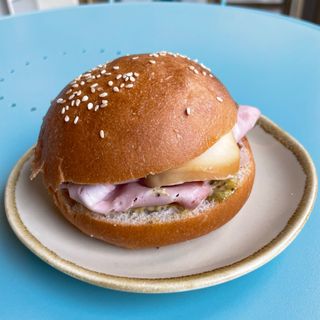 Bun Mortadela-Pistacho