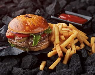 Бургер из мраморной телятины с картофелем фри (380 гр.)