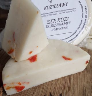 Ser kozi dojrzewający, podpuszczkowy z POMIDORAMI ok. 220g "krążek"