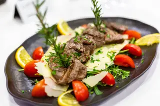 Tagliata di filetto di manzo al pomodorini, rucola e parmigiano