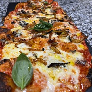 Pinsa romana rossa parmigiana