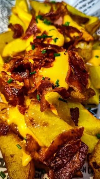 Patatas Con Crema De Cheddar Y Bacon Ahumado (Ración Entera)
