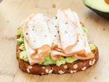Tostada Con Aguacate Y Pavo
