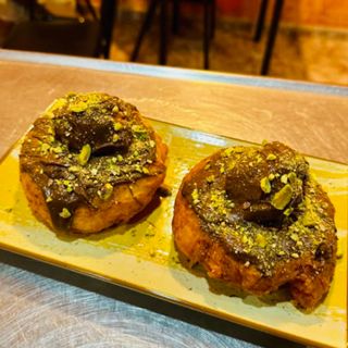 Papanasi con Nutella y pistachos