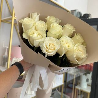 11  білих троянд