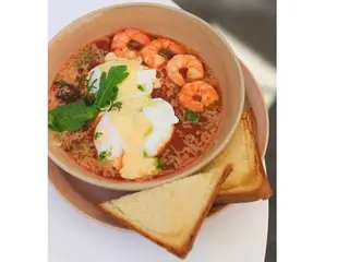 Шакшука з яйцем пашот, каперсами та креветками