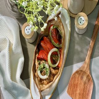 Филе куриное с овощами в  лодочке из пергамента