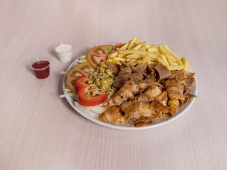 Plato Kebab Carne Con Ensalada Y Patatas