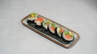 Futomak z surowym łososiem