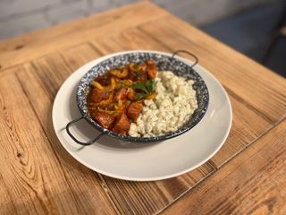 Tocăniță de ciolan și burtă de vită cu găluște cu brânză