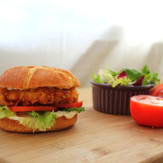 Hamburguesa Crispy Chicken con patatas +salsa a elegir