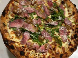 Піца з качкою та грушевою мастардою